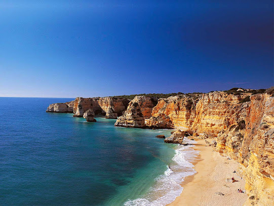 its towns, caves and mountains are some of the interesting places to see in the Algarve.