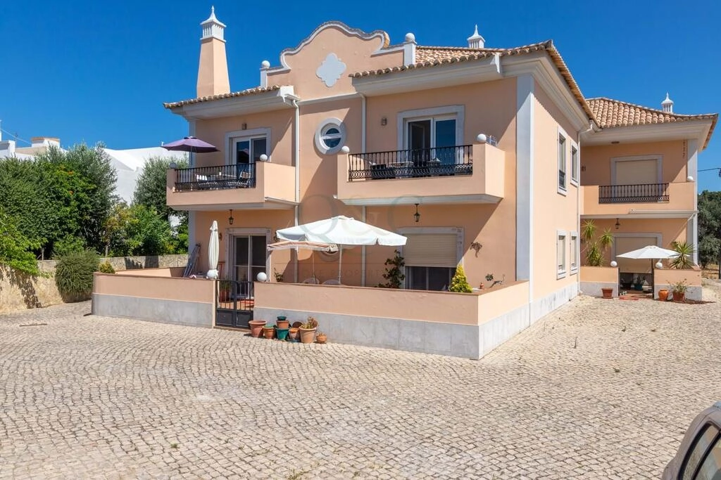 Apartment avec 4 chambres à vendre à Santa Bárbara de Nexe Apartment avec 4 chambres à vendre à Santa Bárbara de Nexe