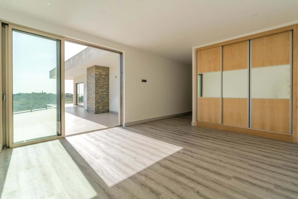 Villa avec 4 chambres à vendre à Santa Bárbara de Nexe Villa avec 4 chambres à vendre à Santa Bárbara de Nexe