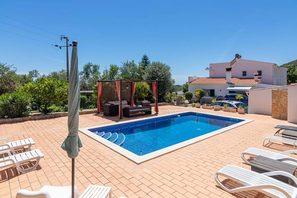 Villa avec 4 chambres à vendre à Santa Bárbara de Nexe Villa avec 4 chambres à vendre à Santa Bárbara de Nexe