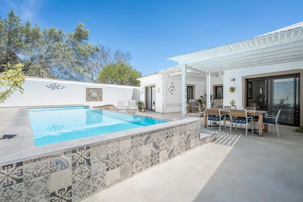 Villa com 4 quartos à venda em Santa Bárbara de Nexe Villa com 4 quartos à venda em Santa Bárbara de Nexe