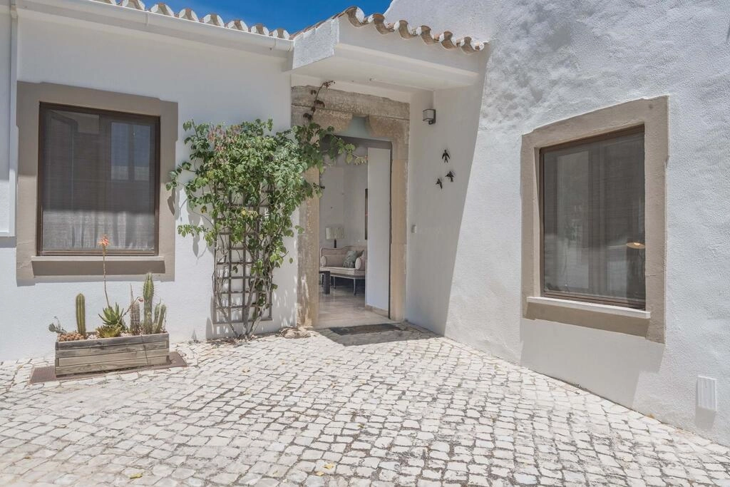 Villa com 4 quartos à venda em Santa Bárbara de Nexe Villa com 4 quartos à venda em Santa Bárbara de Nexe