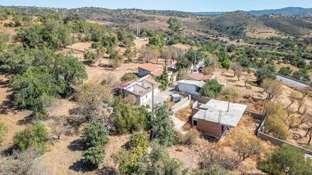 Villa to be renovated For Sale in Querença