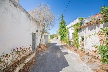 Villa to be renovated For Sale in Querença