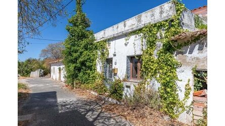 Villa to be renovated For Sale in Querença