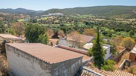 Villa to be renovated à vendre à Querença
