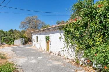 Villa to be renovated à vendre à Querença