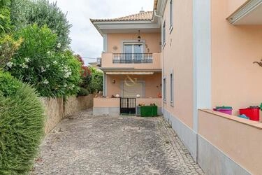 3 Bedroom Apartment For Sale in Santa Bárbara de Nexe