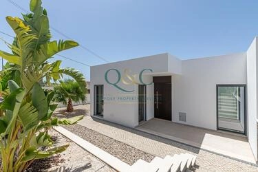 3 Bedroom Semi-detached For Sale in Almancil