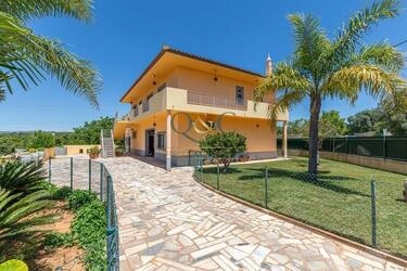 4 Bedroom Villa For Sale in Estoi