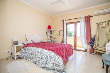 4 Bedroom Villa For Sale in Quarteira