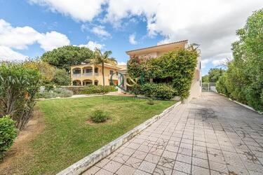 4 Bedroom Villa For Sale in Quarteira