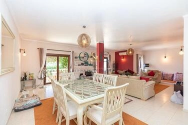 Villa com 4 quartos à venda em Quarteira