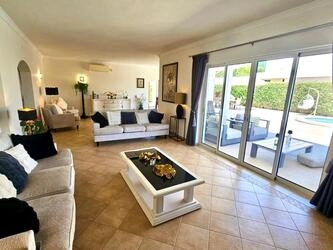 5 Bedroom Villa For Sale in Almancil